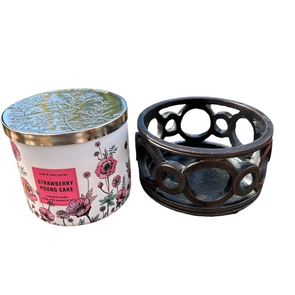 Bath‎ and Body Works Strawberry Pound Cake 3 Wick Candle 14.5 oz With Holder - Picture 1 of 5